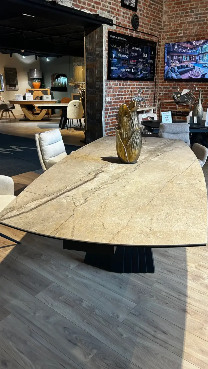 Table à manger effet céramique présentée dans le magasin MMHome, sous les briques de l'ancienne brasserie