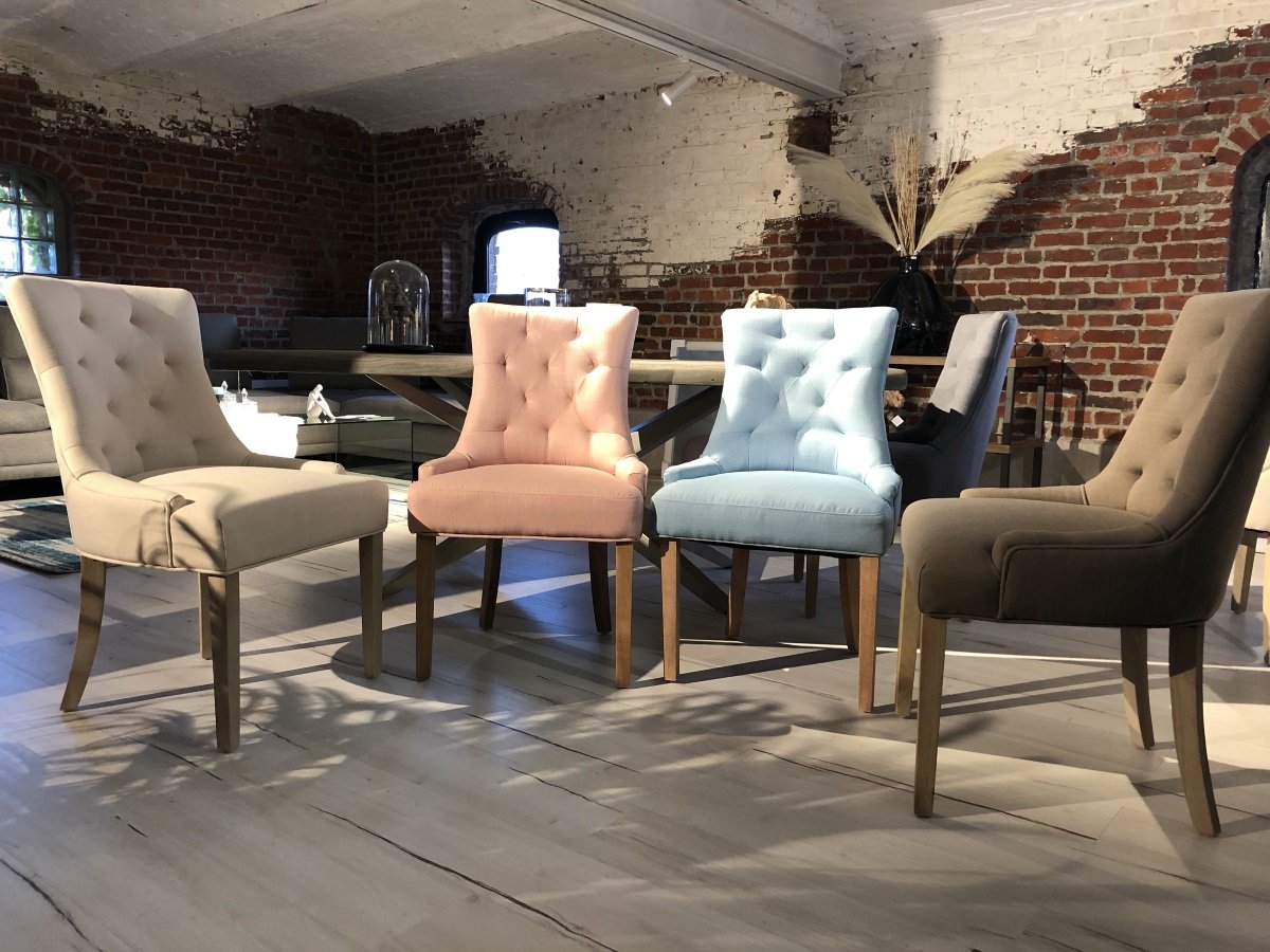 Lot de 2 chaises capitonnées tissu taupe CONSTANCE