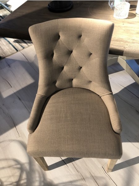 Chaise capitonnée tissu taupe style charme CONSTANCE