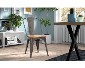 Lot de 4 chaises en metal industrielle avec assise en bois clair RETRO