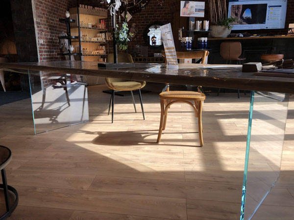 Table à manger en bois et verre