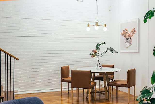 Comment intégrer des chaises modernes dans un décor traditionnel ?