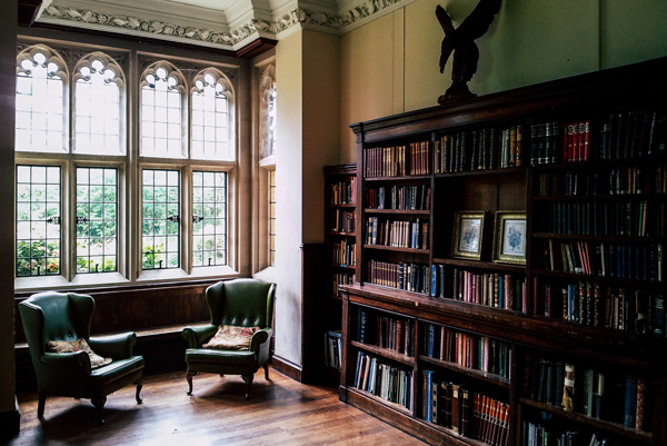 La bibliothèque, l’atout charme du rangement et de la déco dans votre intérieur 